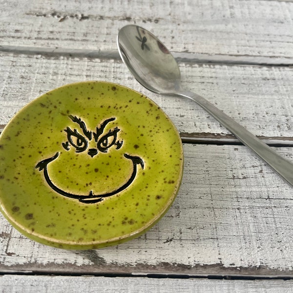 hecho a pedido Descansa la cuchara de cerámica estampada- -Plato de baratijas- estampado- regalo- anfitriona- cerámica- titular- bebedor de café- regalo divertido- taza- grinch