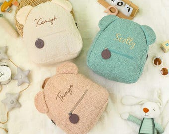 Stickerei Teddybär Kleinkindrucksack, Kindergarten Flauschiger Teddybärrucksack, Kinderschultasche, Monogramm-Kleinkind-Rucksack, Erster Schultag
