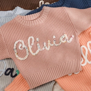 刺繍入り子供用スウェットシャツ、パーソナライズされた赤ちゃんの名前入りセーター、愛と気遣いが込められた幼児用セーター、名前入りニットベビーセーター。