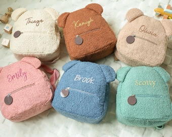 Stickerei Teddybär Kleinkindrucksack, Kindergarten Flauschiger Teddybärrucksack, Kinderschultasche, Monogramm-Kleinkind-Rucksack, Erster Schultag