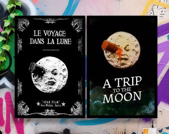 Puede incluir: Dos carteles de películas vintage enmarcados. El póster de la izquierda dice "LE VOYAGE DANS LA LUNE" con una imagen en blanco y negro de la luna con una cara. El póster de la derecha dice "A TRIP TO THE MOON" con una imagen similar.