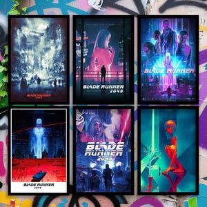 Puede incluir: Seis carteles enmarcados con ilustraciones de la película Blade Runner 2049. Los carteles tienen una estética futurista y de neón con figuras y paisajes urbanos en tonos azules, morados y rojos. El título y el año de la película están visibles.