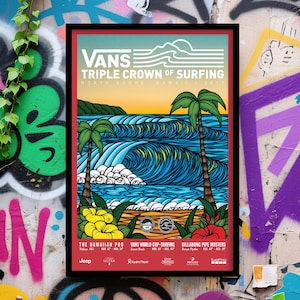 Peut inclure: Affiche encadrée pour le Vans Triple Crown of Surfing, North Shore, Hawaï, 2017. L'œuvre d'art présente une représentation stylisée des vagues océaniques, des palmiers et des fleurs tropicales. L'affiche comprend les noms des événements et les logos des sponsors.