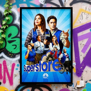 Peut inclure: Une affiche encadrée pour la série télévisée "Superstore", avec une distribution de personnages en uniformes bleus et blancs. Le titre de l'émission est dans une police stylisée avec le logo NBC en bas. Le fond est bleu avec des rayons blancs.