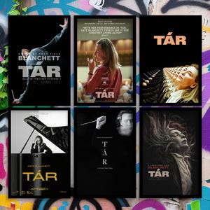 Può includere: Sei manifesti cinematografici per il film "Tár", con Cate Blanchett. I manifesti hanno uno sfondo nero con immagini di Blanchett, il titolo del film e il nome del regista. Alcuni manifesti includono citazioni e la data di uscita.
