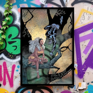Puede incluir: Impresi&oacute;n art&iacute;stica de c&oacute;mic que presenta a Tormenta y Pantera Negra en un &aacute;rbol. Tormenta, con cabello blanco y un atuendo dorado, est&aacute; sentada en una rama. Pantera Negra, con un traje negro, est&aacute; boca abajo en el &aacute;rbol. El fondo tiene una combinaci&oacute;n de colores amarillo y marr&oacute;n.