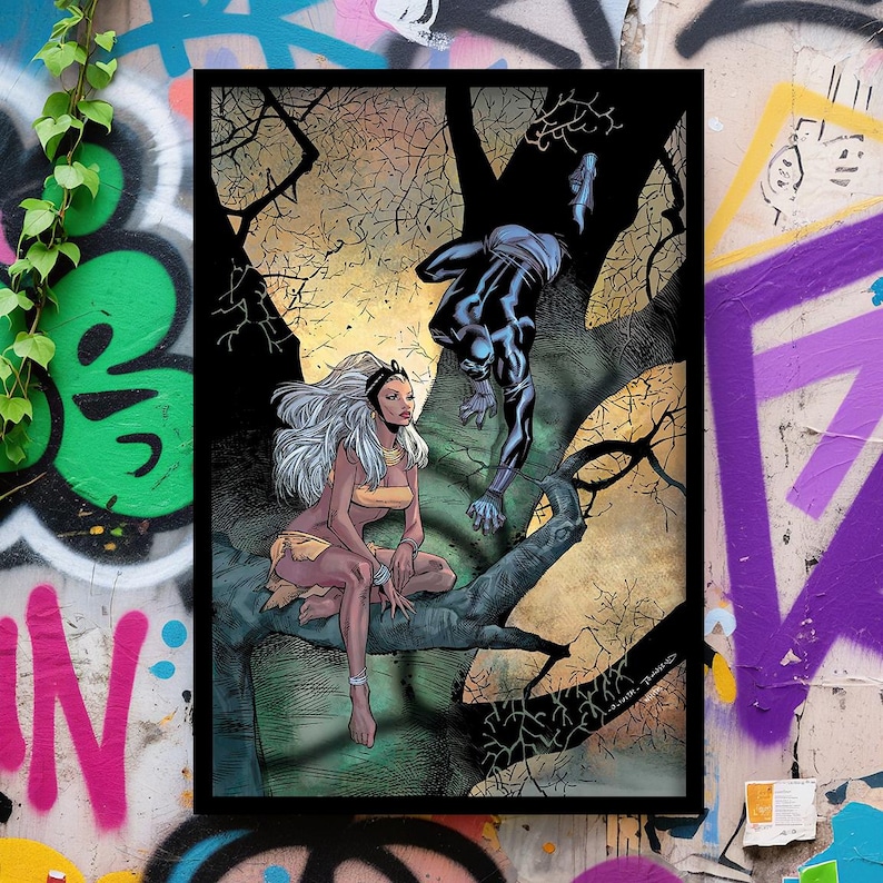 Puede incluir: Impresi&oacute;n art&iacute;stica de c&oacute;mic que presenta a Tormenta y Pantera Negra en un &aacute;rbol. Tormenta, con cabello blanco y un atuendo dorado, est&aacute; sentada en una rama. Pantera Negra, con un traje negro, est&aacute; boca abajo en el &aacute;rbol. El fondo tiene una combinaci&oacute;n de colores amarillo y marr&oacute;n.