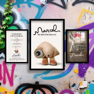 Könnte beinhalten: Drei gerahmte Poster mit der Figur Marcel aus "Marcel the Shell with Shoes On". Das zentrale Poster zeigt Marcel, eine Muschel mit einem großen Auge, die Schuhe trägt. Die anderen Poster zeigen Filmzitate und eine Fallschirmszene.
