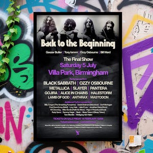 Può includere: Poster di un concerto con cornice nera per "Back to the Beginning" con i Black Sabbath e altre band. Il poster include la data, il luogo e le informazioni sulla vendita dei biglietti. Lo sfondo è un muro coperto di graffiti.