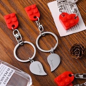 Llavero con letra de corazón personalizado, llavero de pareja grabado, para ella/amiga/pareja, regalo personalizado de San Valentín, regalo de amistad único