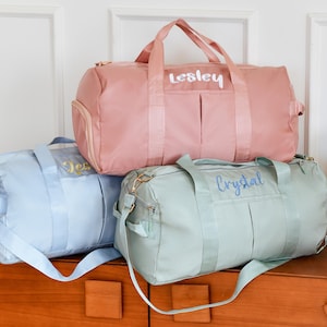 Personalisierte Initial Weekender Bag für Brautjungfern, benutzerdefinierte Monogramm Overnight Duffel, gestickte Sporttasche, stilvoller Reise Duffel