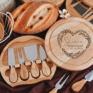 Juego de tabla de cortar redonda personalizada para comida cocinada, equipada con cuchillos para trinchar y vajilla, regalo de aniversario de bodas para entusiastas del queso.
