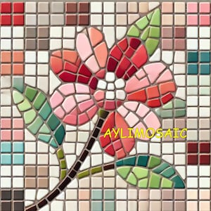 Könnte beinhalten: Ein Mosaik aus Fliesen, das eine rosa Blume mit grünen Blättern und einem braunen Stiel darstellt. Der Hintergrund ist ein Raster aus kleinen, bunten Fliesen. Der Text "AYLIMOSAIC" ist in der unteren rechten Ecke sichtbar.