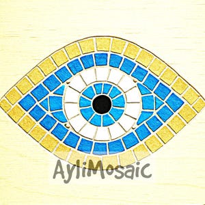 Peut inclure: Un motif d'œil en mosaïque bleu et or, connu sous le nom de "Nazar", un amulette turque censée conjurer le mauvais œil.