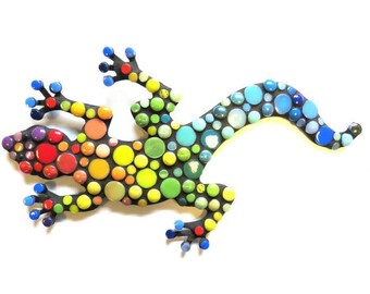 Puede incluir: Un kit de mosaico con un diseño de gecko colorido. El gecko está hecho de pequeñas baldosas redondas en tonos de azul, verde, amarillo, naranja y rojo.