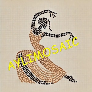 以下が含まれることがあります： 茶色のドレスを着たスタイリッシュなダンサーを描いたモザイクタイルアート作品。作品はベージュの背景に、黄色いテキスト「AYLIMOSAIC」が重ねられています。