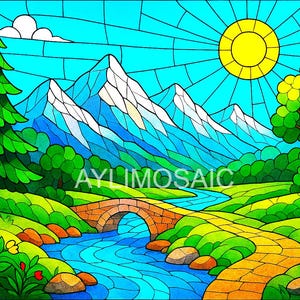 Puede incluir: Vidriera que representa un paisaje vibrante. Un sol amarillo brilla sobre montañas nevadas, un río y un puente de piedra. Frondosos árboles y hierba verdes enmarcan la escena, con flores y un camino sinuoso.