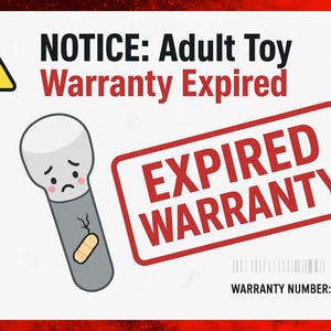 Op de afbeelding: Een waarschuwingsbord met de tekst "NOTICE: Adult Toy Warranty Expired". Een cartoon illustratie van een seksspeeltje met een verdrietig gezicht en een pleister. Een rode rechthoek leest "EXPIRED WARRANTY".