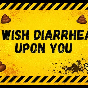 Puede incluir: Un letrero amarillo con rayas diagonales negras y el texto "I WISH DIARRHEA UPON YOU" en letras negras en negrita. El letrero incluye emojis de caca marrón, un gráfico de inodoro y símbolos de exclamación.