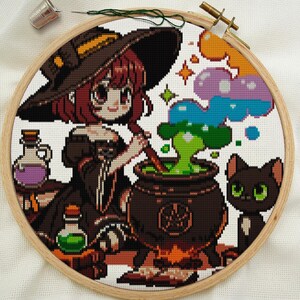 Peut inclure: Un motif de point de croix représentant une sorcière aux cheveux roux portant un chapeau et une robe noirs, en train de remuer un chaudron de potion verte. Un chat noir aux yeux verts est assis à côté du chaudron. La scène est entourée de fumée colorée et d'étoiles.