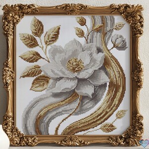 Pode incluir: Um padrão de ponto cruz com uma flor branca com folhas e caules dourados. A flor está em uma moldura dourada.