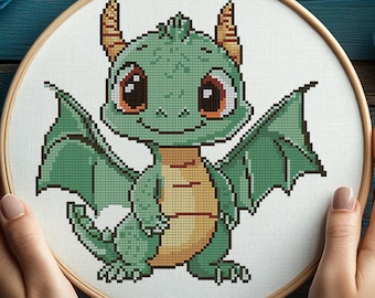 Può includere: Draghetto verde e giallo dei cartoni animati con occhi grandi e ali. Il drago è in piedi su uno sfondo bianco.