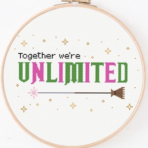 Könnte beinhalten: Ein weißer Stickrahmen mit einem Kreuzstich-Design, das "Together we're UNLIMITED" in grünen und rosa Buchstaben zeigt. Ein kleiner Besen und ein Stern sind ebenfalls auf den Rahmen gestickt.