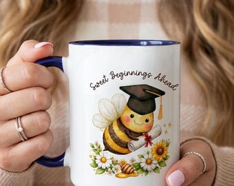 Taza de graduación con diseño de abeja, lindo regalo de graduación con diseño de abeja, taza de café de la promoción de 2026, regalo de graduación inspirador, taza motivacional para la graduación escolar.