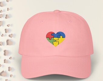 Gorra bordada con corazón para concienciar sobre el autismo y con el mensaje "Amor y aceptación"