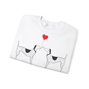Könnte beinhalten: Weißes T-Shirt mit einer Schwarz-Weiß-Illustration von zwei Hunden, die sich küssen, mit einem roten Herzballon.