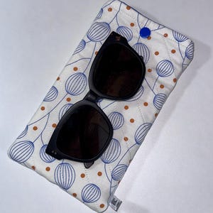 Blue blooms quilted sunglass sleeve