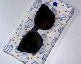 Funda para gafas de sol acolchada con flores azules