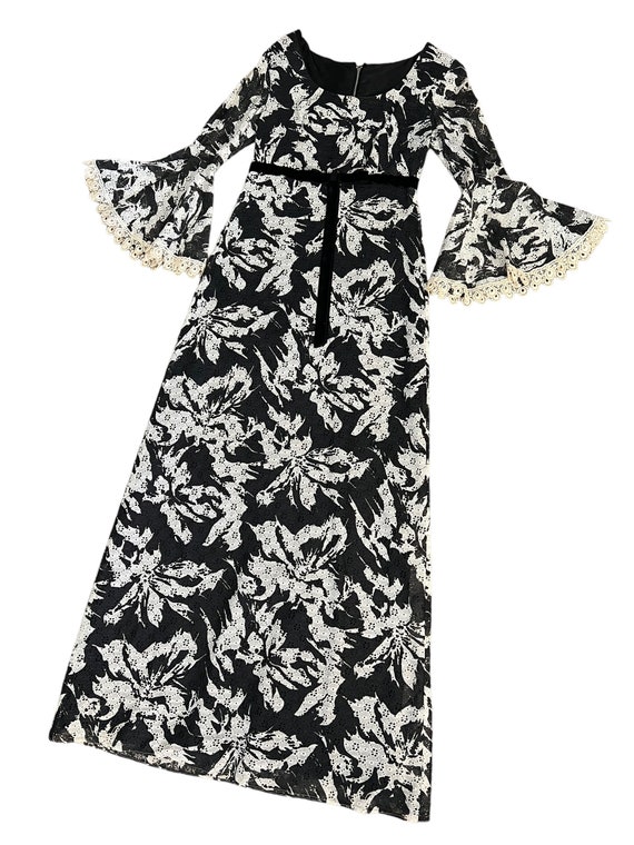 60s Black and White Floral Eyelet Trumpet Sleeved… - image 7