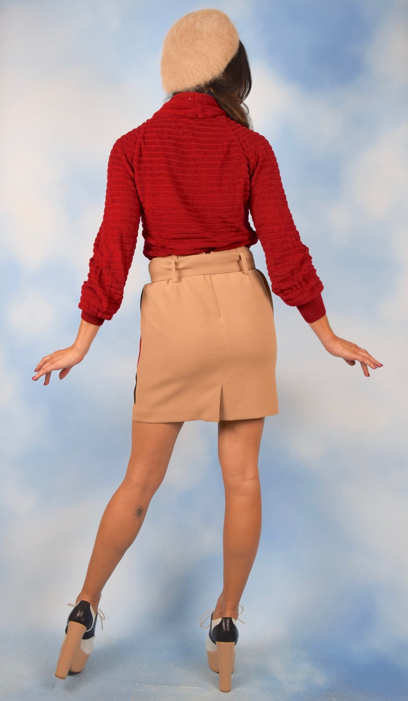 size xs, small Vintage 90s does 60s Alberto Makali High Waisted Belted Mini Skirt with Suede Leather Daisy Applique