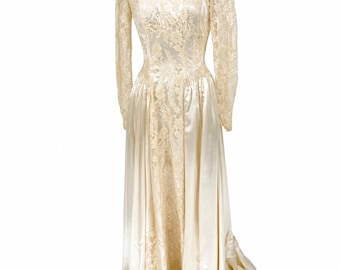 Vintage Spitzen-Hochzeitskleid, Seidenbrautkleid, lange Schleppe, Stehkragen, Spitzenärmelkleid, tailliertes Ivory-Brautkleid (Gr. 0-2)