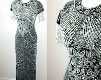 Suknia w stylu vintage z srebrnymi koralikami i frędzlami, wieczorowa suknia w stylu art déco, formalna suknia z cekinami, elegancka sukienka w stylu old hollywoodzkim (rozm. S)
