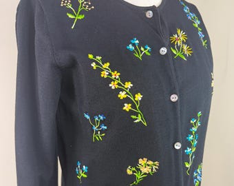 サイズM//ヴィンテージ刺繍花柄セーター//カラフルな野花が描かれた黒のボタンアップカーディガン