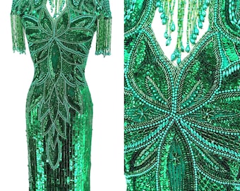 Suknia wieczorowa Emerald Envy w kolorze zielonym, vintage, z cekinami i koralikami, z rękawami z frędzlami i wysokim kołnierzem, efektowna i z odkrytymi plecami (rozmiar S)
