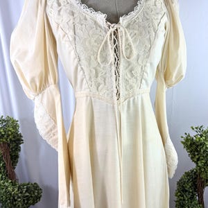 Talla 7 // Vestido vintage estilo pradera de color crema Gunne Sax de los años 70 con corpiño de encaje y mangas abullonadas // Estilo bohemio o de estilo cottagecore