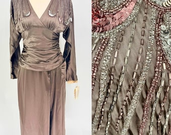 Vestido de noite vintage em seda pura com bordados à mão, modelo aberto nas costas em tom de prata grafite, estilo anos 80 da grife Dynasty (Tamanho 10)