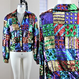 Puede incluir: Chaqueta vintage con lentejuelas en un dise&ntilde;o de patchwork. La chaqueta presenta un cuello, cierre de botones y mangas largas. Las lentejuelas son de varios colores, incluyendo rojo, verde, dorado, azul y morado. La chaqueta se exhibe en un maniqu&iacute;.