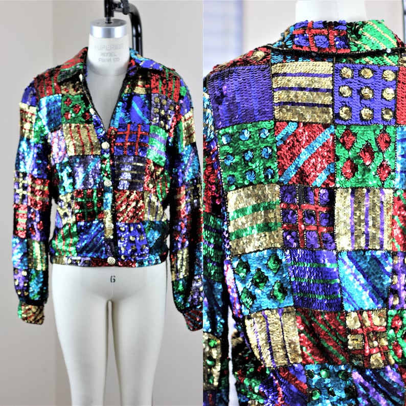 Puede incluir: Chaqueta vintage con lentejuelas en un dise&ntilde;o de patchwork. La chaqueta presenta un cuello, cierre de botones y mangas largas. Las lentejuelas son de varios colores, incluyendo rojo, verde, dorado, azul y morado. La chaqueta se exhibe en un maniqu&iacute;.