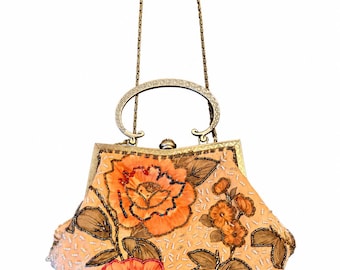 Vintage avondtasje met kralen en bloemenmotief, romantische tas met perzikkleurig frame, clutch met kliksluiting