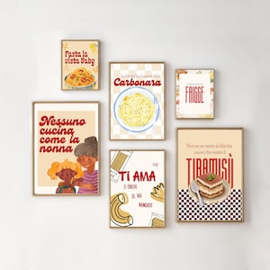 Può includere: Una collezione di stampe artistiche incorniciate con temi di cibo italiano. Le stampe presentano illustrazioni di piatti di pasta, citazioni e le frasi "Pasta la vista Baby", "Carbonara", "Tiramisu" e "Ti Ama."