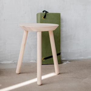 Kleiner Hocker | Massivholzhocker | Dreibein | Esche Holzhocker | Minimalistischer Hocker | Hocker Esche Massiv | Hocker Holz Natur | Tabouret