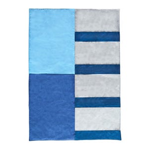 Può includere: Un quilt patchwork con quattro quadrati. Il quadrato in alto a sinistra è blu chiaro, il quadrato in alto a destra è grigio chiaro con strisce blu scuro, il quadrato in basso a sinistra è blu scuro e il quadrato in basso a destra è grigio chiaro con strisce blu scuro.