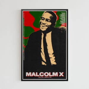 Puede incluir: Un póster enmarcado con un retrato de Malcolm X con traje y corbata negros. El póster incluye texto en rojo y blanco, con el nombre "MALCOLM X" en la parte inferior. El fondo tiene formas rojas y verdes.