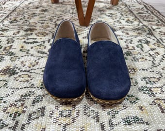 Chaussures à enfiler pieds nus en daim faites main : design minimaliste à bout large