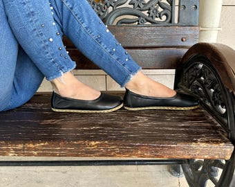 Sapatos descalços de couro feitos à mão: Babettes pretas minimalistas femininas