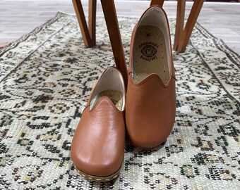 Handmade Leather Barefoot Shoes: Tan Aintap Yemeni Style for  display picture 1